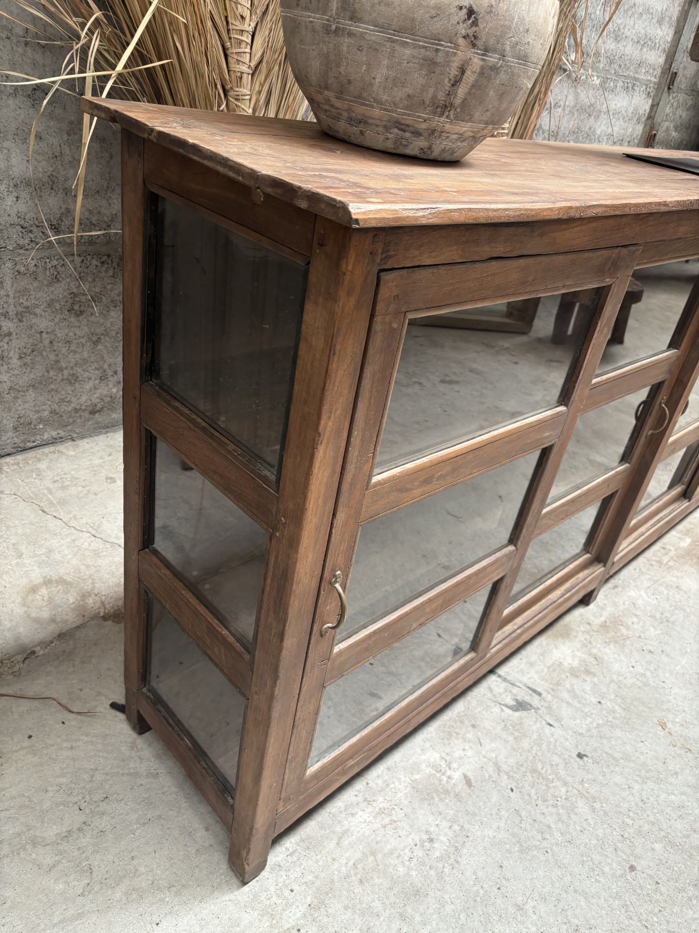 Prachtig oud dressoir  lengte 233 cm