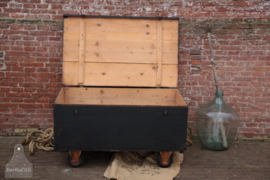 Oude geleefde kist op wielen,  zwart (137004) Verkocht
