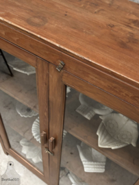 Drie antieke identieke Engelse vitrinekasten 147880 881 882 verkocht