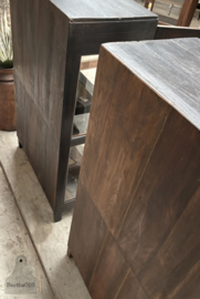 Twee dezelfde jaren 30 40 vitrinekasten met originele details en karakter 148086 148096
