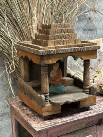Oude houten altaar tempel 147472