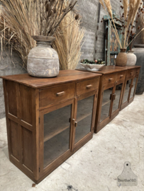 Drie vitrines toonbanken met oud gebobbeld glas en laden 147777