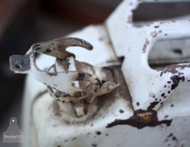 Oude verweerde ijzeren jerrycan(130824) verkocht