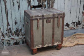 Antieke kledingkoffer op wielen (136542) verkocht
