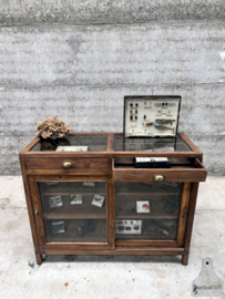 Antieke toonbank met oud gebobbeld glas (146570) verkocht