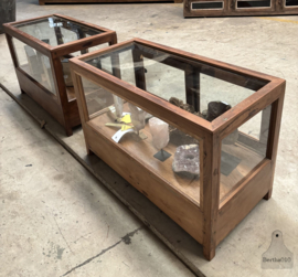 2 antieke winkelvitrine met schuifdeuren en lades 147751