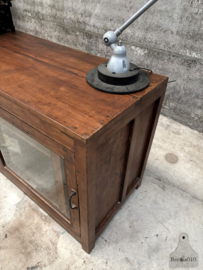 Charmante antieke vitrinedressoir met geschiedenis 147779