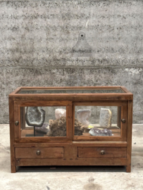 2 antieke winkelvitrine met schuifdeuren en lades 147751