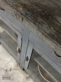 Oude werkbank uit naaiatelier glazen vitrine keukeneiland 147823