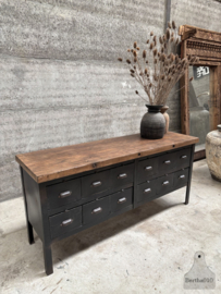 Stoer industrieel kookeiland dressoir uit oud Frans atelier 148033