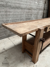 Lange oude eiken werkbank uit Frans atelier 147957 lengte 240 cm