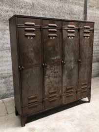 Oude 4-deurs locker, lang en smal (144385) verkocht