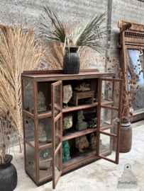 Antieke vitrinekast met rondom glas 148152