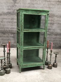 Geleefde groene vitrinekast (145529) verkocht