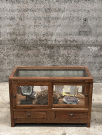 2 antieke winkelvitrine met schuifdeuren en lades 147751