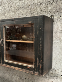 Historisch apothekers winkel hangvitrine 148185  lengte 153 cm