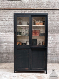 Historisch statement-piece, monumentale Bauhaus kast, hoog (249 cm) en slank (40 cm) 148039