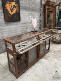 Prachtige originele antieke winkel- of museumvitrine rondom glas 147855 lengte 182 cm