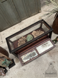 Antieke winkelvitrine met laden 148077
