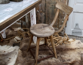 Oude houten industriële stoel (131432)....verkocht