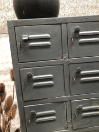 Oude smalle ijzeren kast met 32 deurtjes (144391) verkocht