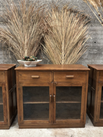 Drie vitrines toonbanken met oud gebobbeld glas en laden 147777