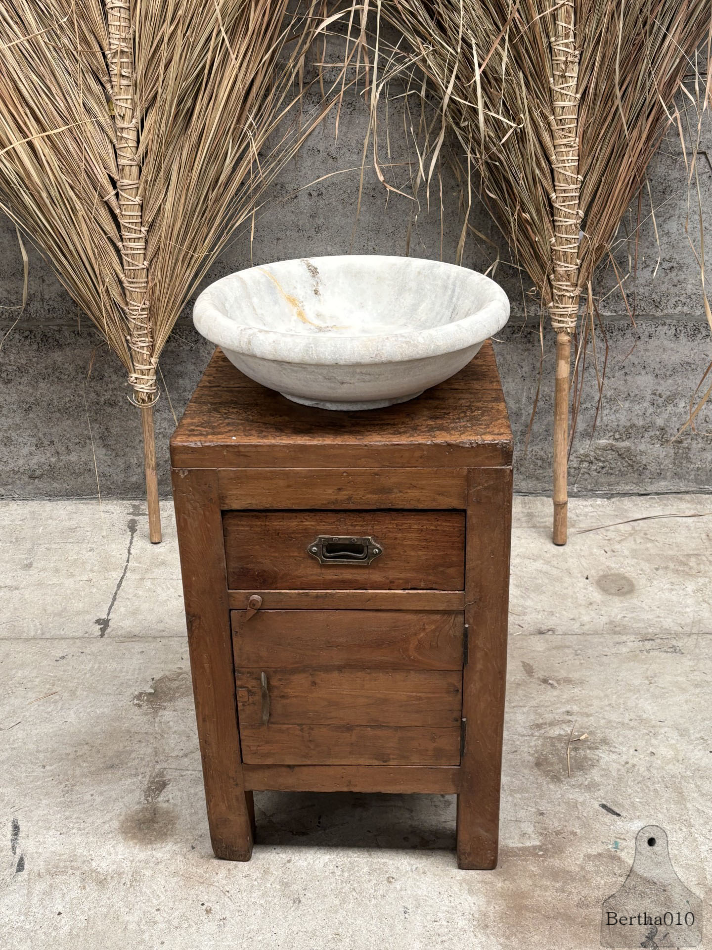 Antiek robuust houten kastje functioneel tijdloos design 147461