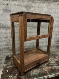 Oude glazen laboratoriumvitrine 147696