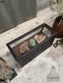 Antieke winkelvitrine met laden 148077