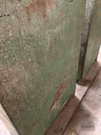 Authentieke groene atelierkasten ijzer en hout 147725