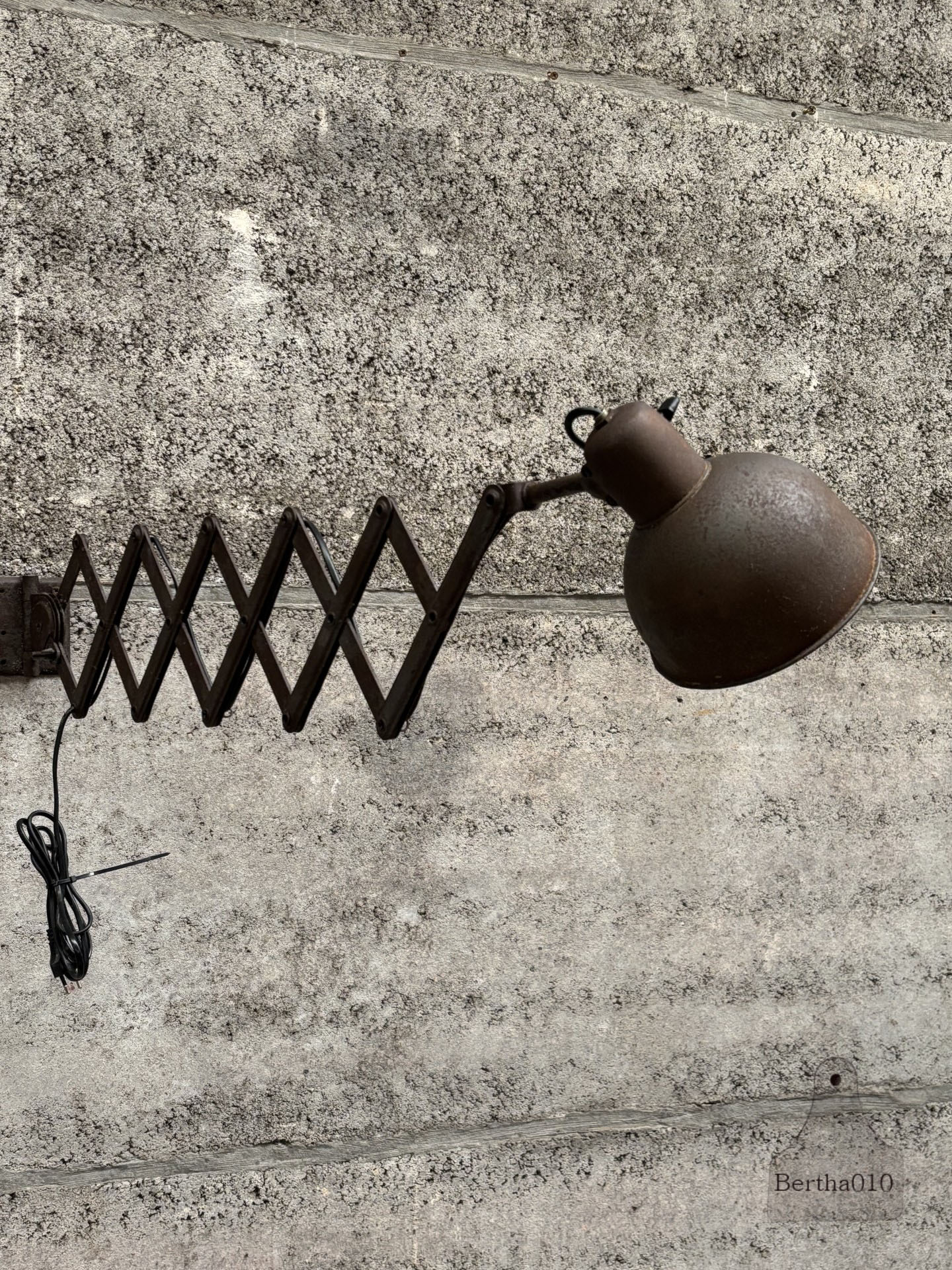 Scharnierlamp jaren 30/40 147574