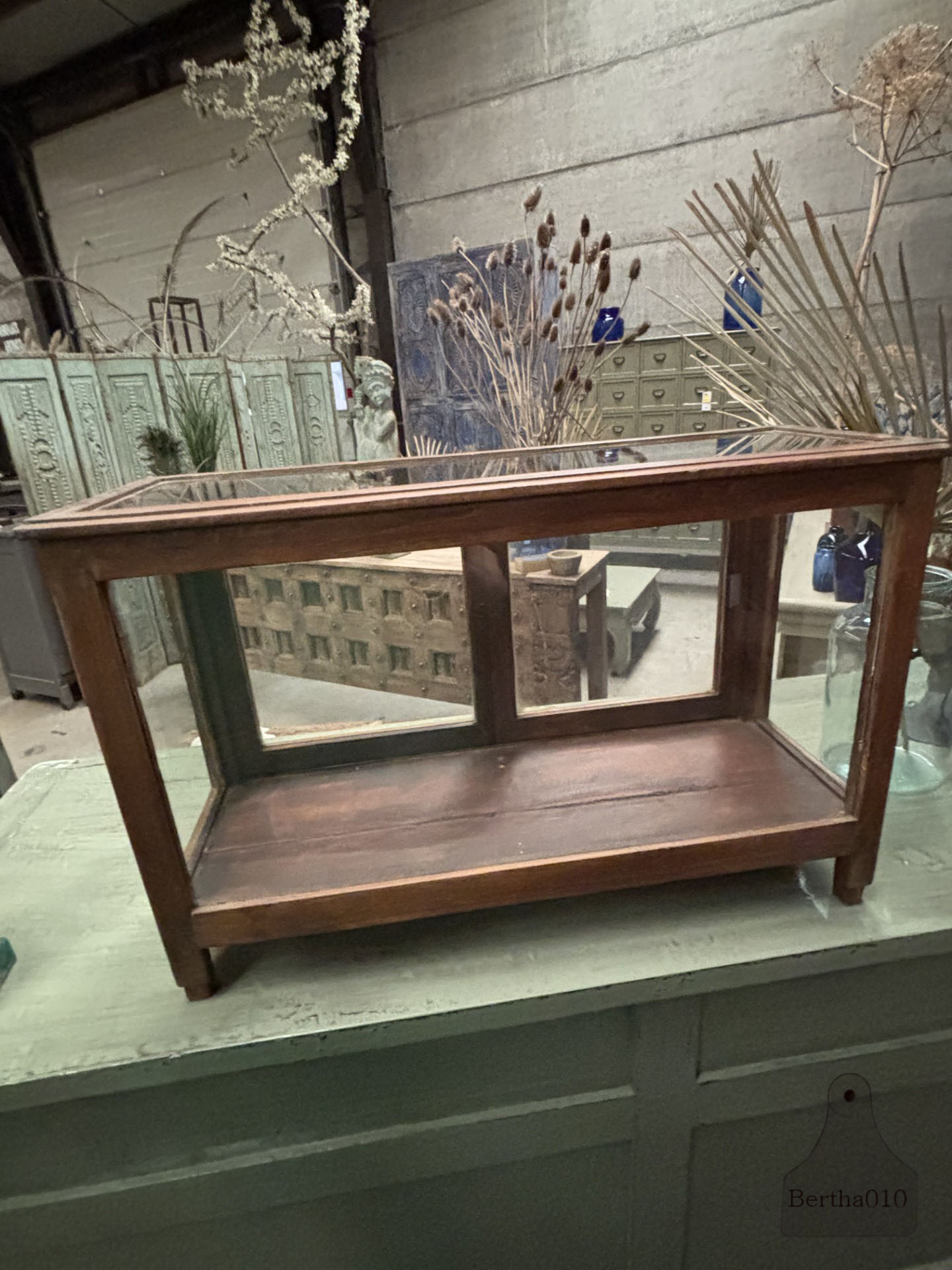 Jaren 20 houten glazen vitrine uit museum 147415