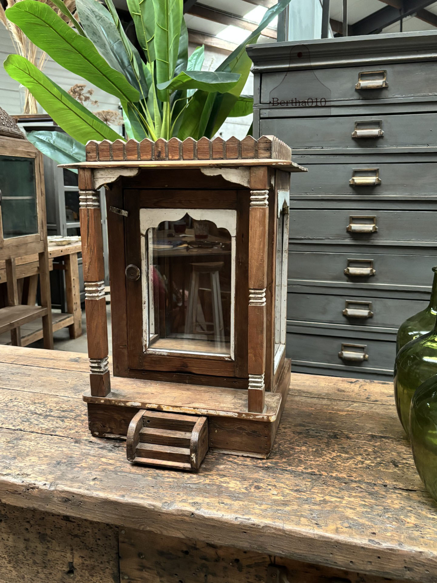 Authentieke houten vitrine tempel uit India circa 80 jaar oud 147474