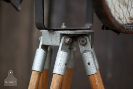 Oude fabriekslamp op houten statief (131937) verkocht