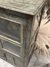 Charmante antieke vitrinekast met originele patina 147708