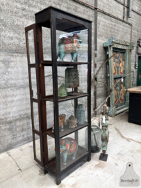 Hoge smalle oude vitrine (146873)