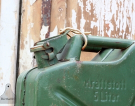 Oude jerrycan klein (131337) verkocht