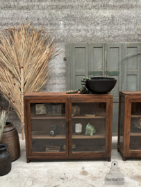 Prachtige set van twee antieke houten vitrinekasten 148081 lengte 121 cm