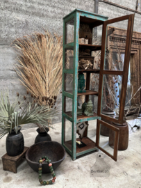 Hoge antieke vitrinekast in turquoise groen originele patina 148093 verkocht