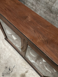 Twee smalle houten vitrines – vroeg 20e eeuw – winkelafkomst 147846 845