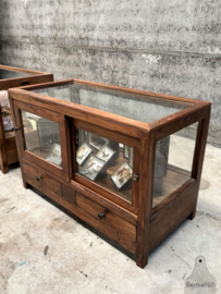 2 antieke winkelvitrine met schuifdeuren en lades 147751