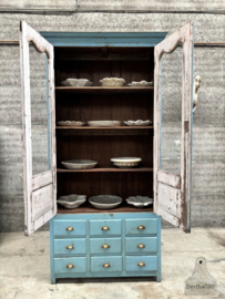 Karaktervolle Engelse hoge vitrinekast  264 cm ca 1920 147890