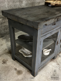 Oude werkbank uit naaiatelier glazen vitrine keukeneiland 147823