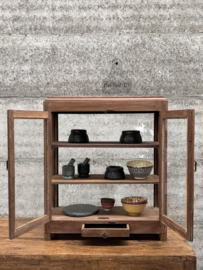 Oud Engels vitrinekastje charmant en sfeervol 147875 verkocht