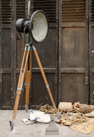 Oude fabriekslamp op houten statief (131937) verkocht