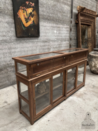 Prachtige originele antieke winkel- of museumvitrine rondom glas 147855 lengte 182 cm