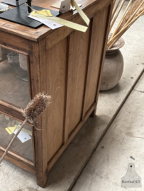 Charmante antieke vitrinekast met authentiek karakter 3 kanten glas 147829