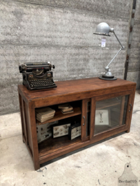 Charmante antieke vitrinedressoir met geschiedenis 147779