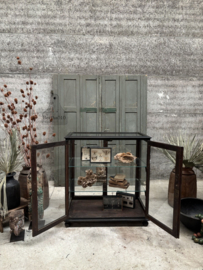 Antieke museumvitrine bijna volledig van glas 148141