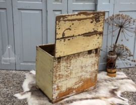 Oude geleefde kist met klep (131297)..verkocht